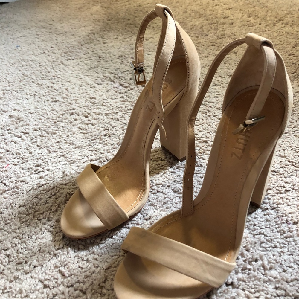 Tan Schutz heel